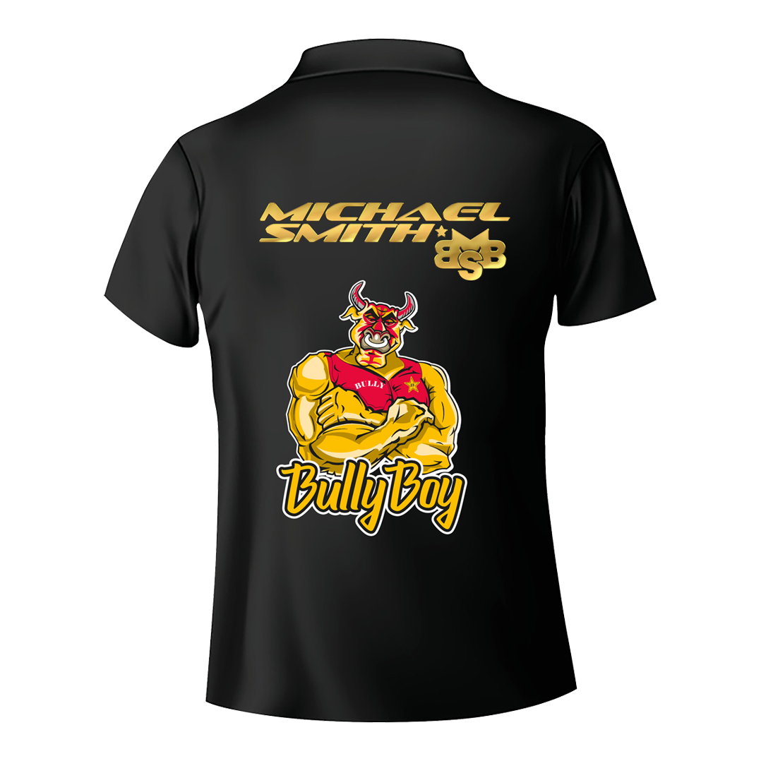 Shot Michael Smith White Stripe dart shirt Das Bild zeigt die Rückseite eines schwarzen Dartshirts mit dem Namen "Michael Smith" und dem Logo "BSB" in goldener Schrift. Darunter ist eine Comicfigur eines muskulösen Stiers mit dem Schriftzug "Bully Boy" zu sehen.