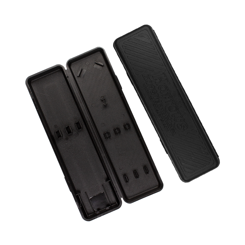 Harrows_PlastikboxrFOnNcsnuzvIM Das Bild zeigt ein geöffnetes schwarzes Etui für Harrows Blaze Style A Softdarts - 18g. Das Etui hat mehrere Fächer für die sichere Aufbewahrung der Darts und Zubehör.
