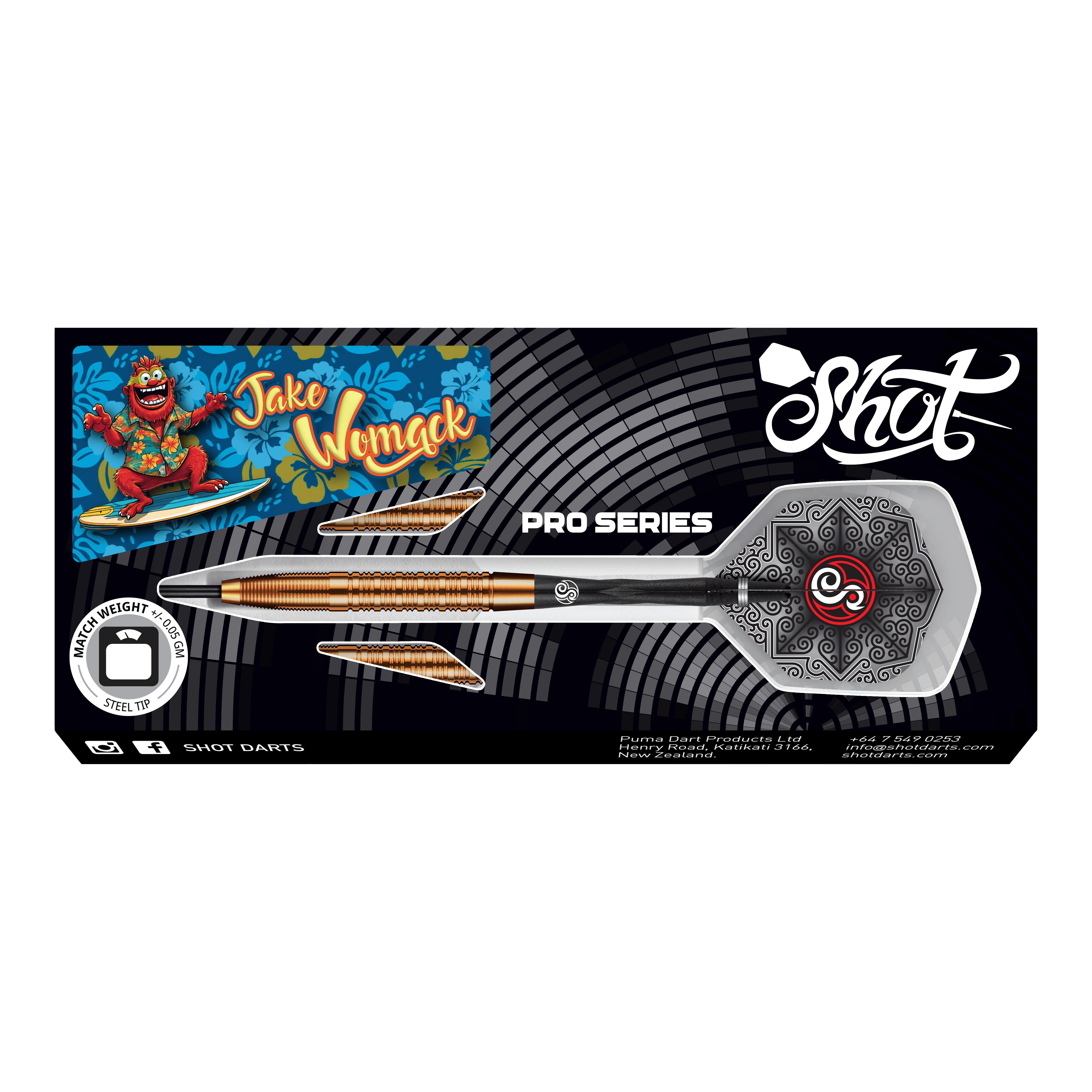 Das Bild zeigt die "Shot Pro Series Jake Womack Steeldarts - 23g" in ihrer Verpackung. Die Darts haben ein auffälliges Design und sind mit einem Comic-Surfer-Motiv verziert.