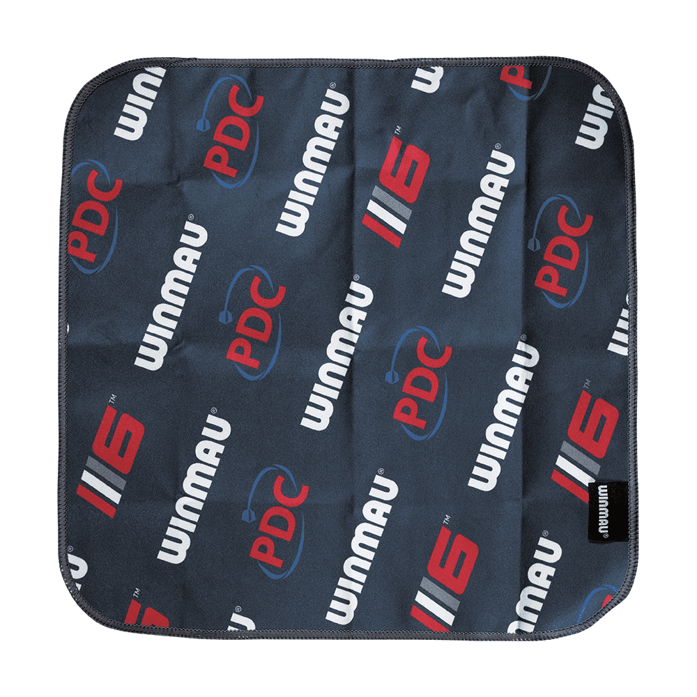 8133_Winmau_Sports_Towel_Handtuch_2 Dieses Bild zeigt das Winmau Sports Towel Handtuch. Das Handtuch ist dunkel und mit den Logos von WINMAU, PDC und WS bedruckt.