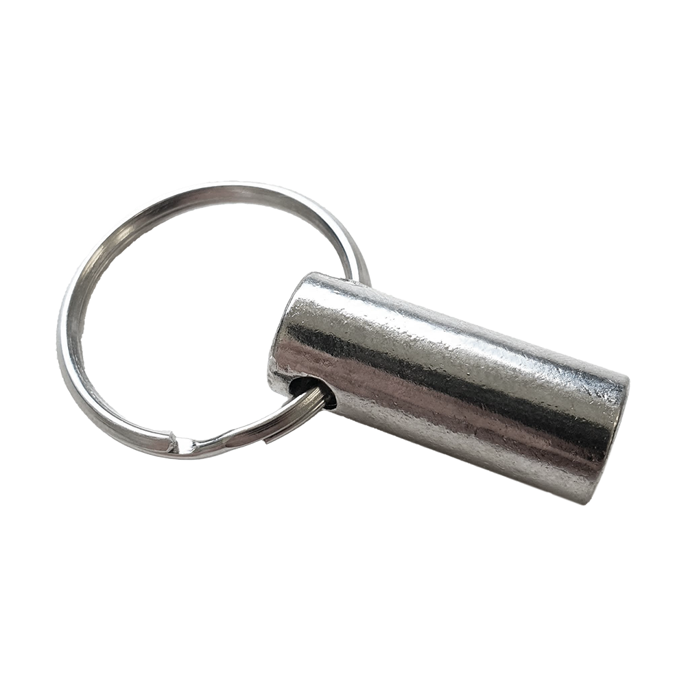 McDart Shaftrestentferner - Silber Das Bild zeigt einen silbernen McDart Shaftrestentferner mit einem Schlüsselring. Das Produkt ist aus Metall und dient zum Entfernen von Dart-Shaftresten.