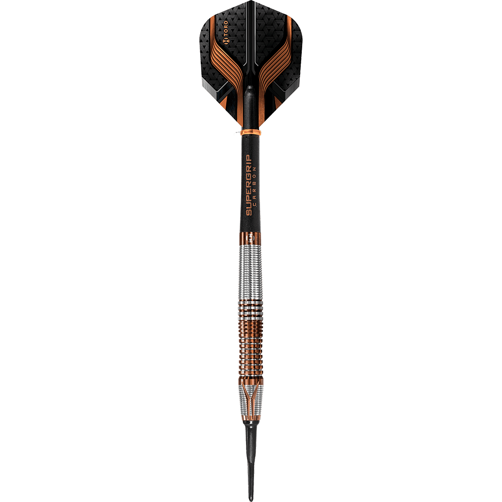 HA33850_Harrows_Toro_Softdarts_1 Auf dem Bild ist ein moderner Softdartpfeil zu sehen. Er hat schwarze und orangefarbene Akzente sowie eine silberne Griffzone.