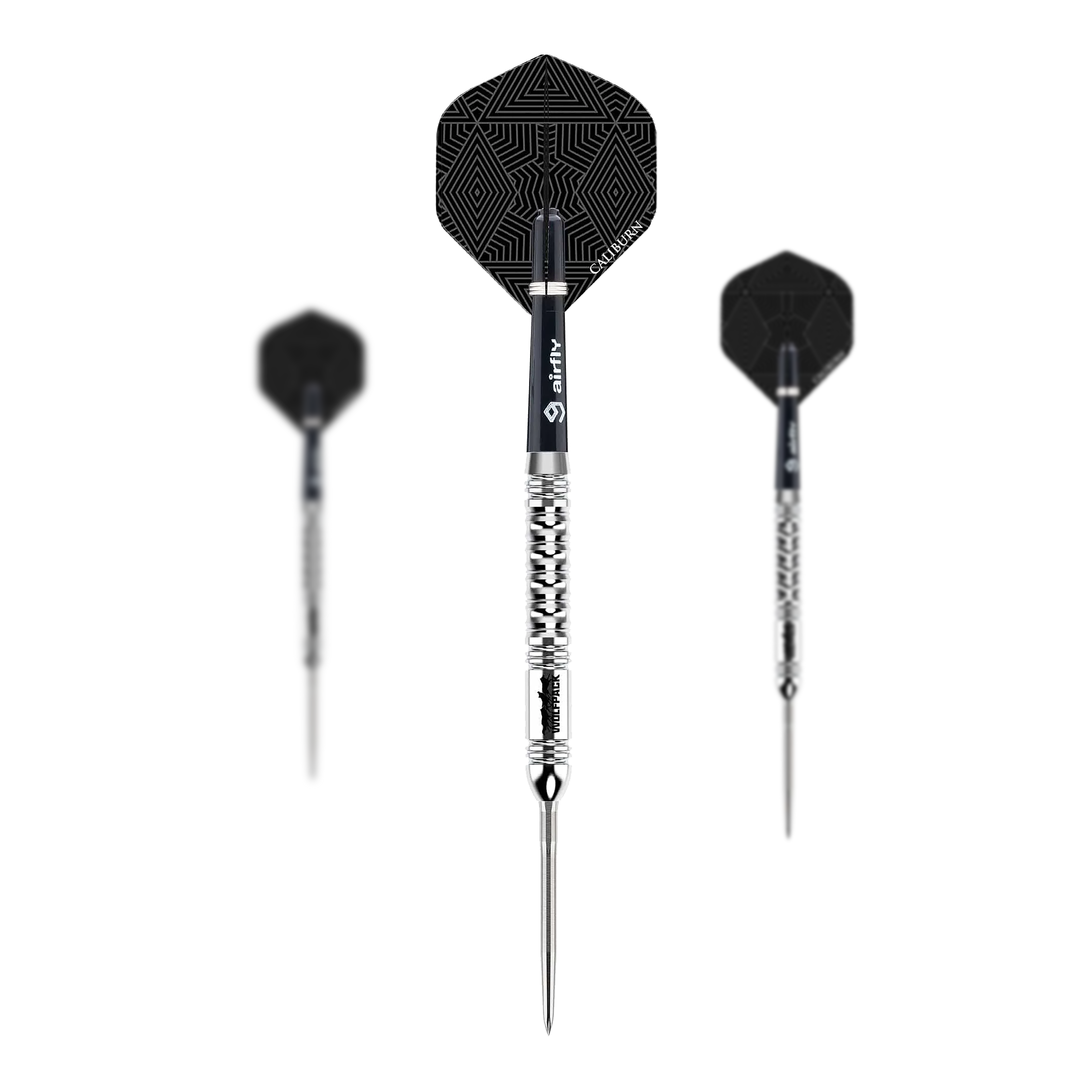 Das Bild zeigt drei Steeldarts des Produkts "Caliburn Wolfpack W1 Steeldarts - 23,5g". Die Darts haben silberne Spitzen und Schäfte mit schwarzen Flights, die geometrische Muster zeigen.