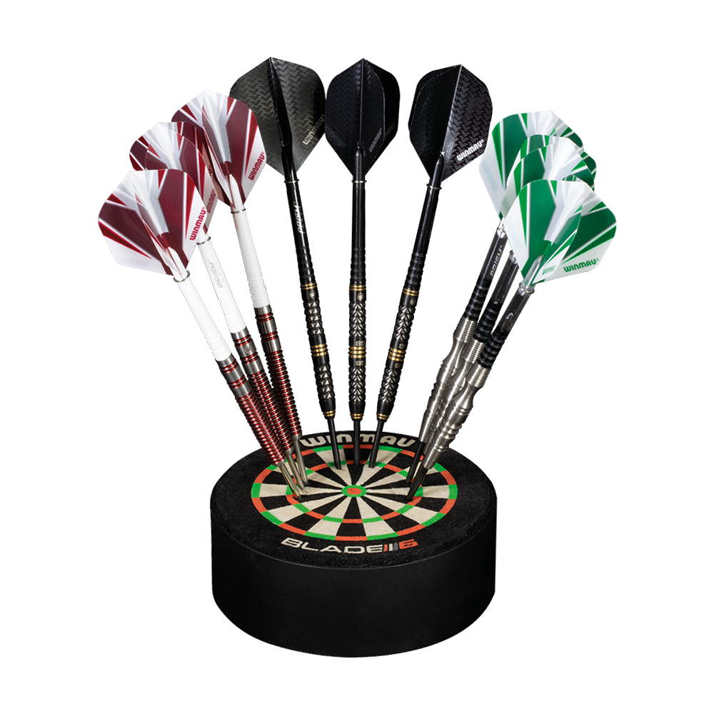 8413_Winmau_Dart_Dock_Blade_6_Dartst-nder_1 Das Bild zeigt den Winmau Dart Dock Blade 6 Dartständer mit sechs Darts darauf. Der Ständer hat ein Design, das einer Dartboardscheibe ähnelt.