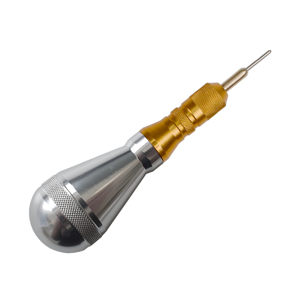 620_Dartdoc_Spitzenentferner_2_Silber Das Bild zeigt den Dartdoc Spitzenentferner, ein Werkzeug zum Entfernen abgebrochener Dartspitzen. Er besteht aus Metallteilen in Silber und Gold.