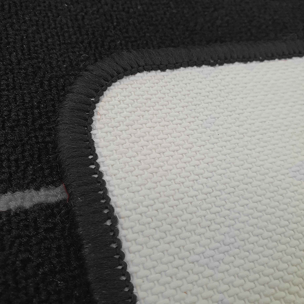 McDart Mono Dartteppich Das Bild zeigt eine Nahaufnahme des McDart Mono Dartteppichs. Man sieht die Struktur und die Umrandung des Teppichs deutlich.