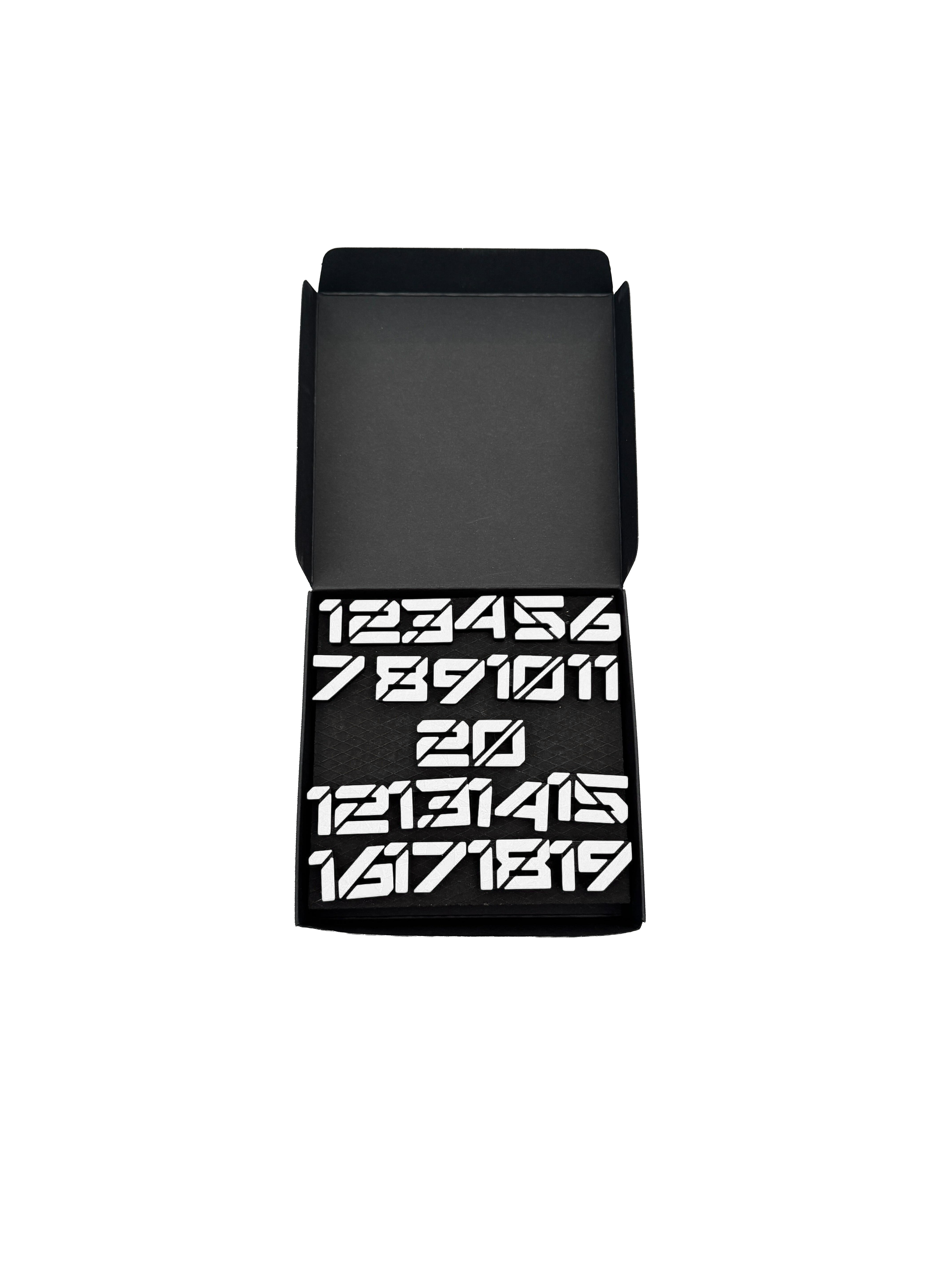 McDart Dartboard Number Rings / Number Ring Cyber Dies ist eine Abbildung mit dem Namen 'Cyber Wei Box'. Die Box ist vermutlich Teil einer Produktverpackung.