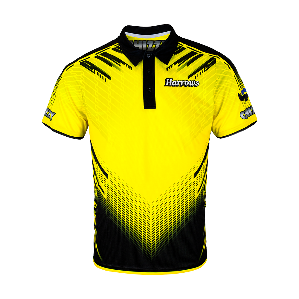 Harrows_Dave_Chisnall_Chizzy_Dartshirt_1 Das Bild zeigt ein gelbes Dartshirt mit schwarzen und weißen grafischen Mustern. Auf der Brust steht das Logo "Harrows" und auf den Ärmeln befindet sich der Schriftzug "CHIZZY".