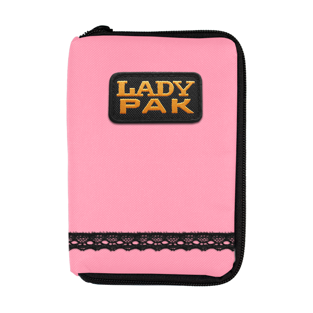 713TP_The_Pak_Dartcase_LadyPak_Rosa_1 Das Bild zeigt ein pinkes Etui mit einem Reißverschluss und der Aufschrift "LADY PAK" auf einem schwarzen Patch. Am unteren Rand des Etuis befindet sich eine dekorative schwarze Spitzenborte.