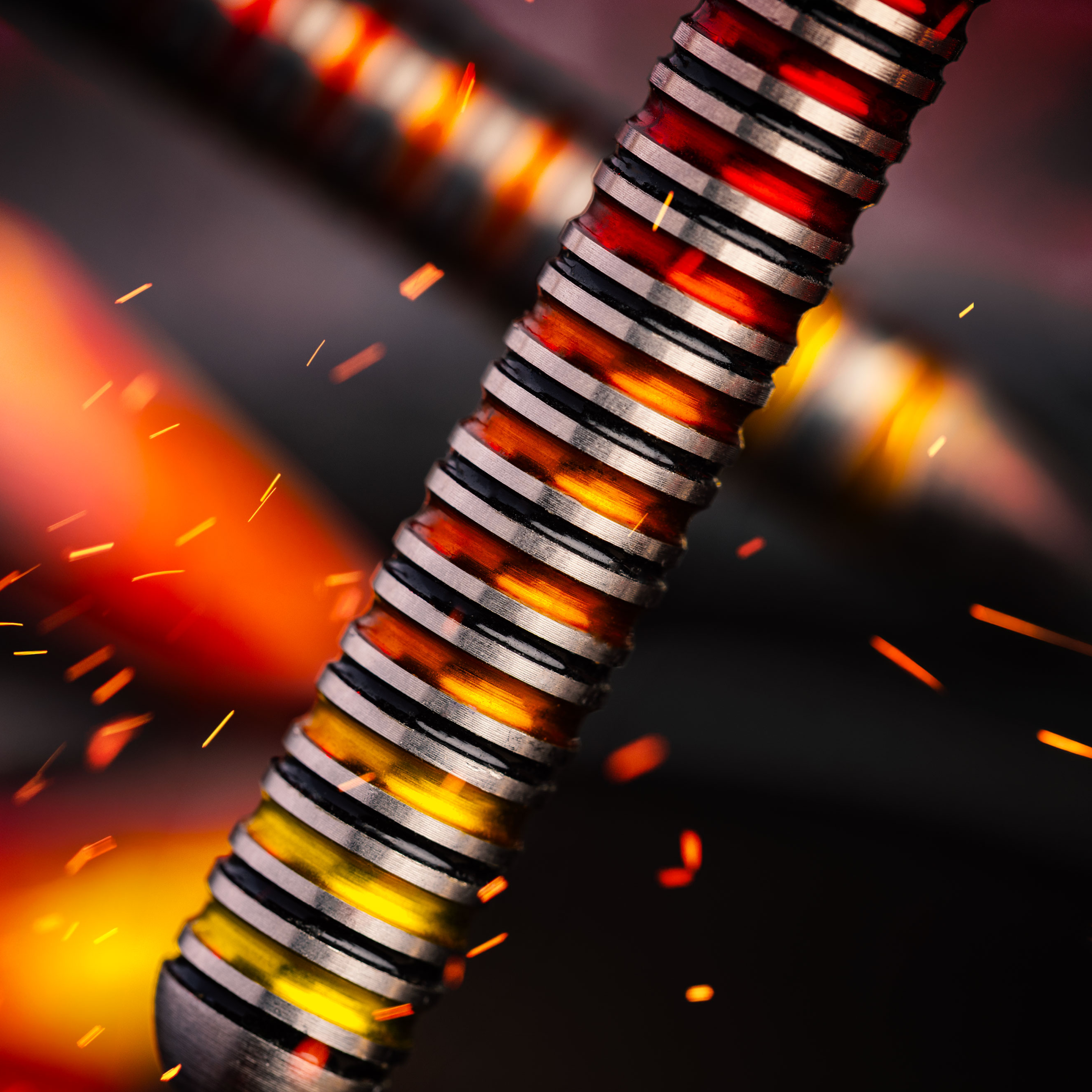 Red Dragon Furnace Steel Darts Dieses Bild zeigt die Red Dragon Furnace Steeldarts erneut. Das charakteristische Muster und die Form der Pfeile sind deutlich sichtbar.