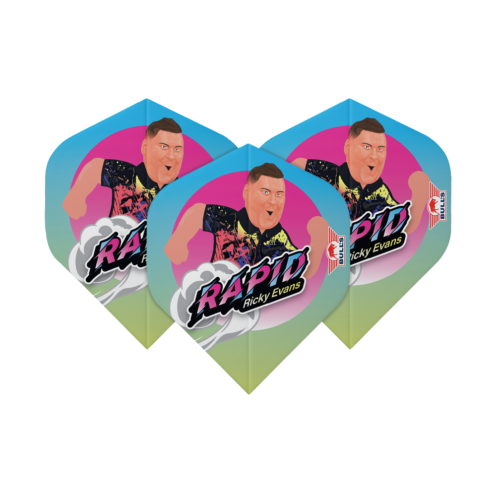 Bulls NL Player 100 Ricky Evans Cartoon No2 Standard Flights Das Bild zeigt drei Dart-Flights mit einem bunten Cartoon-Bild von Ricky Evans und dem Schriftzug "Rapid Ricky Evans". Die Flights haben einen blauen, pinken und gelben Farbverlauf und das Bulls-Logo an der Seite.
