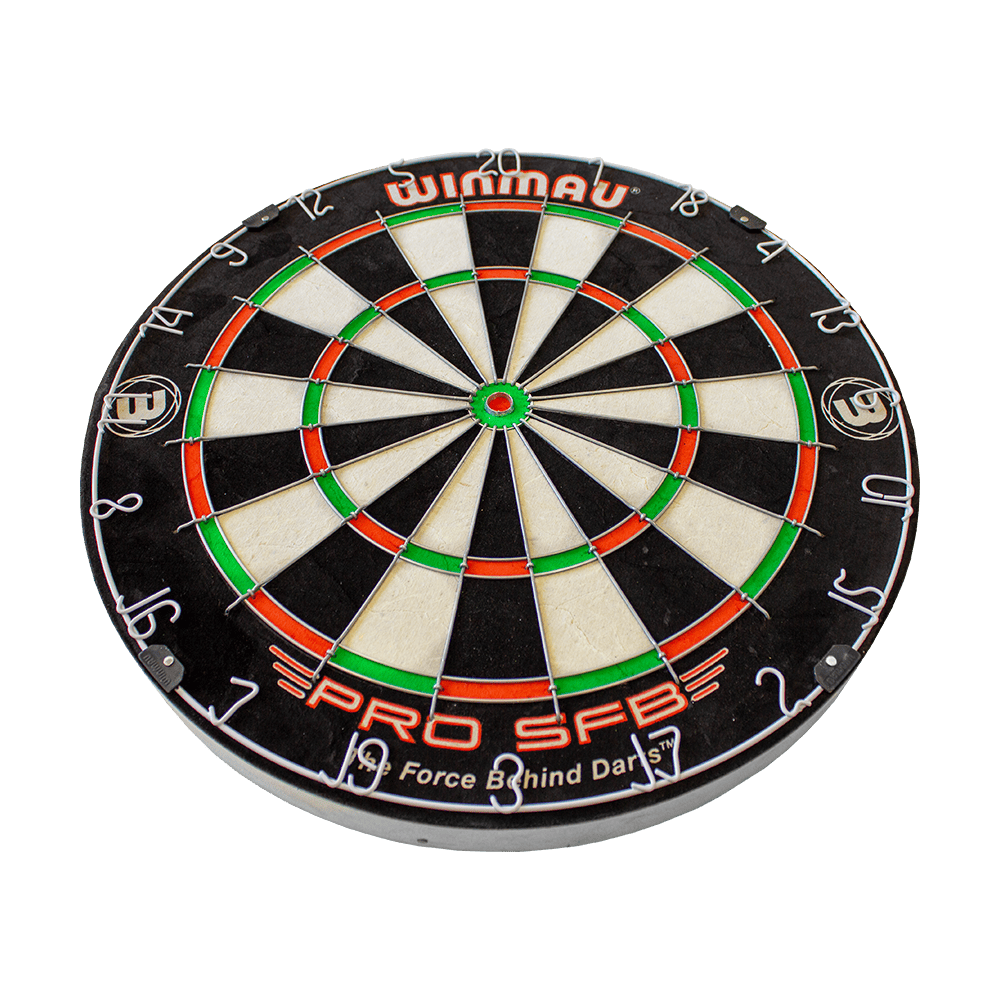 1602_Winmau_Pro_SFB_Dartboard_2 Das Bild zeigt eine Winmau Pro SFB Dartboard-Scheibe. Die Dartscheibe ist rund und in verschiedenen Farben wie Schwarz, Weiß, Rot und Grün unterteilt.