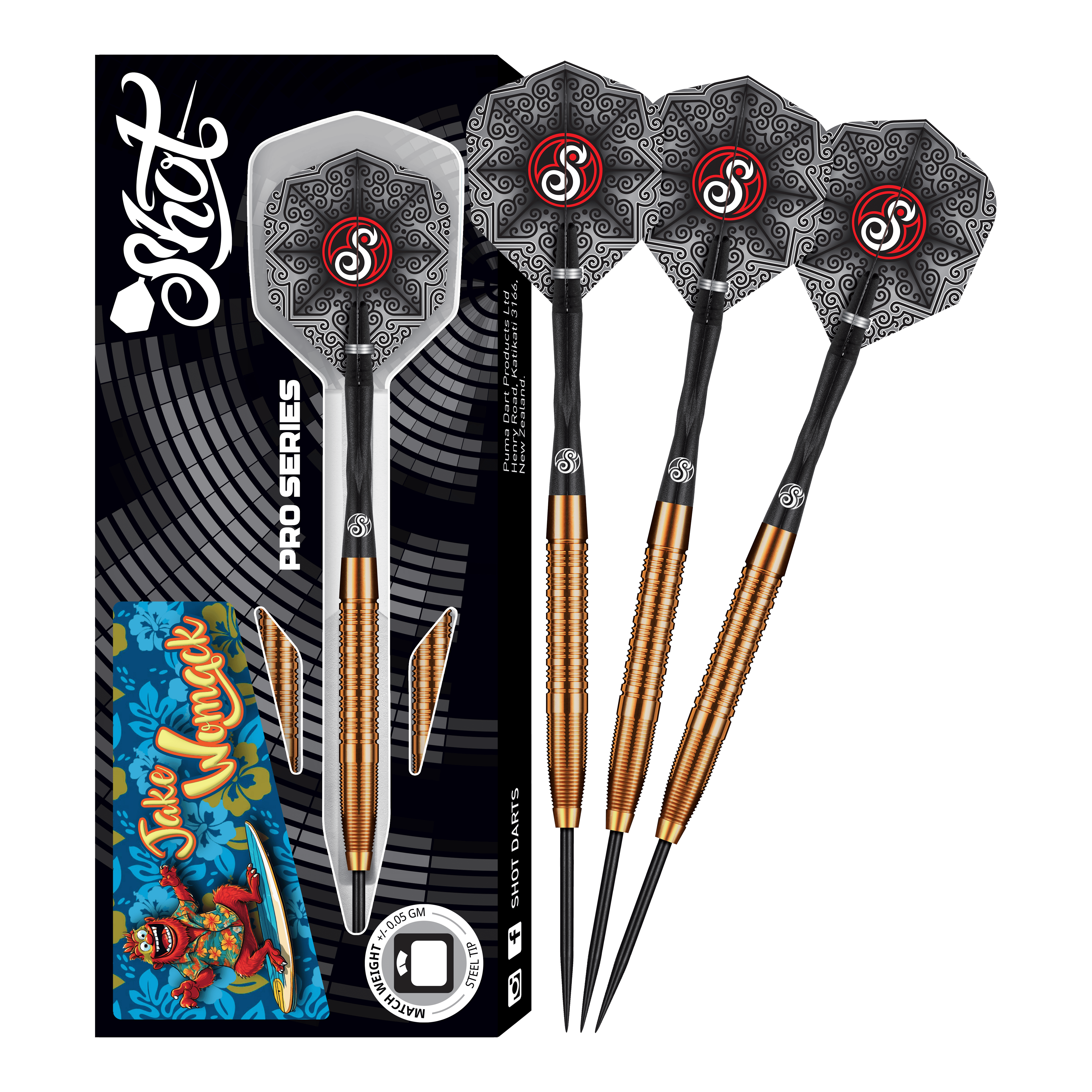 Das Bild zeigt das Produkt "Shot Pro Series Jake Womack Steeldarts - 23g". Drei Steeldarts mit schwarz-goldenem Griff und verzierten Flights sind neben der Verpackung zu sehen.
