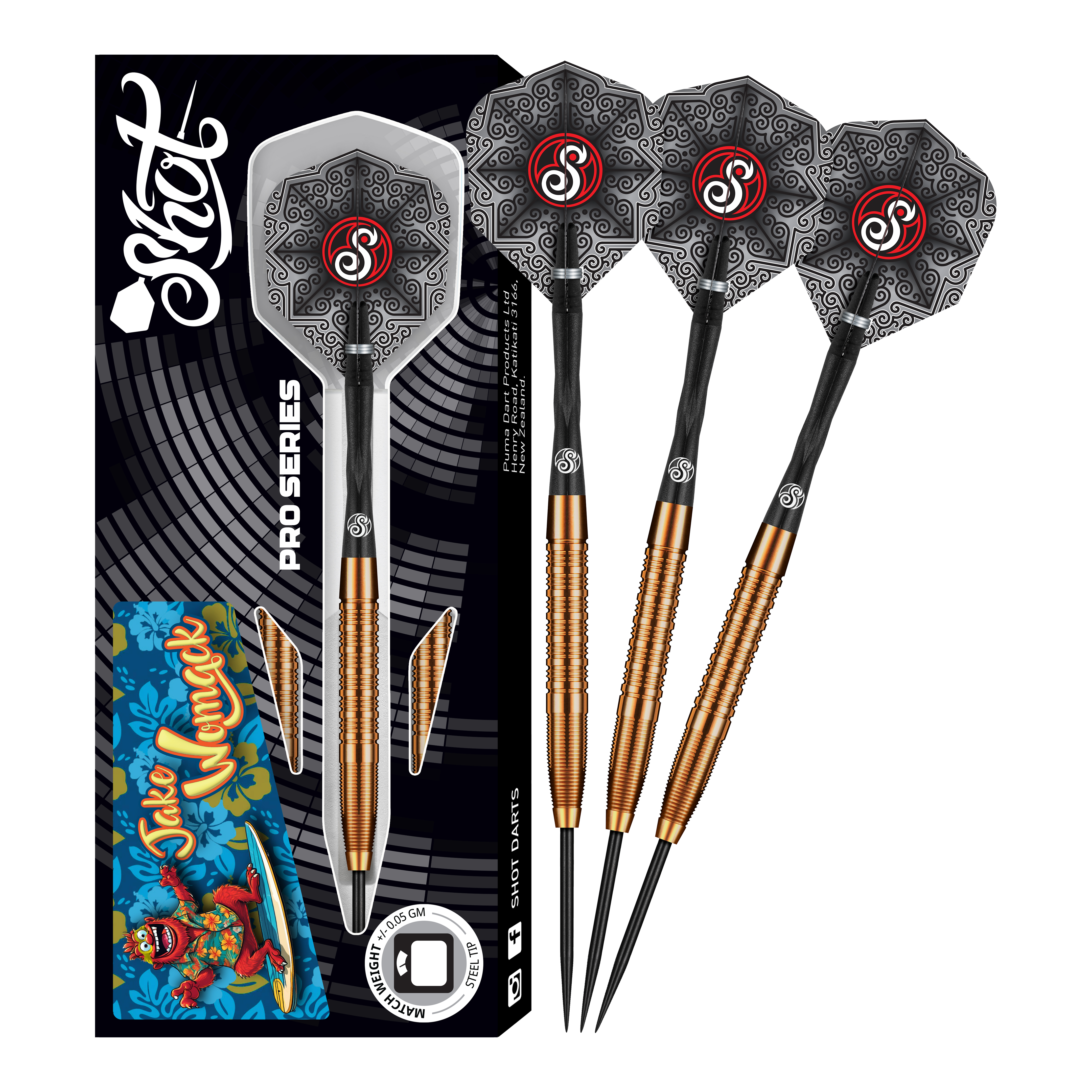 Shot Pro Series Jake Womack Steel Darts - 23g Das Bild zeigt das Produkt "Shot Pro Series Jake Womack Steeldarts - 23g". Drei Steeldarts mit schwarz-goldenem Griff und verzierten Flights sind neben der Verpackung zu sehen.
