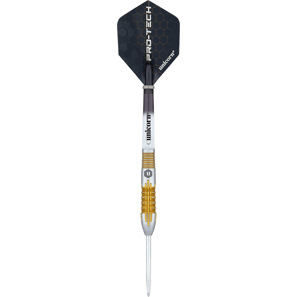 27706_Unicorn_Pro-Tech_Style1_Steeldarts_11NLPN2opwLKDl Auf dem Bild ist ein moderner Steeldartpfeil mit metallic-goldenem Griff und silberner Spitze zu sehen. Die schwarze Flightscheibe trägt die Aufschriften "PRO-TECH" und "unicorn".
