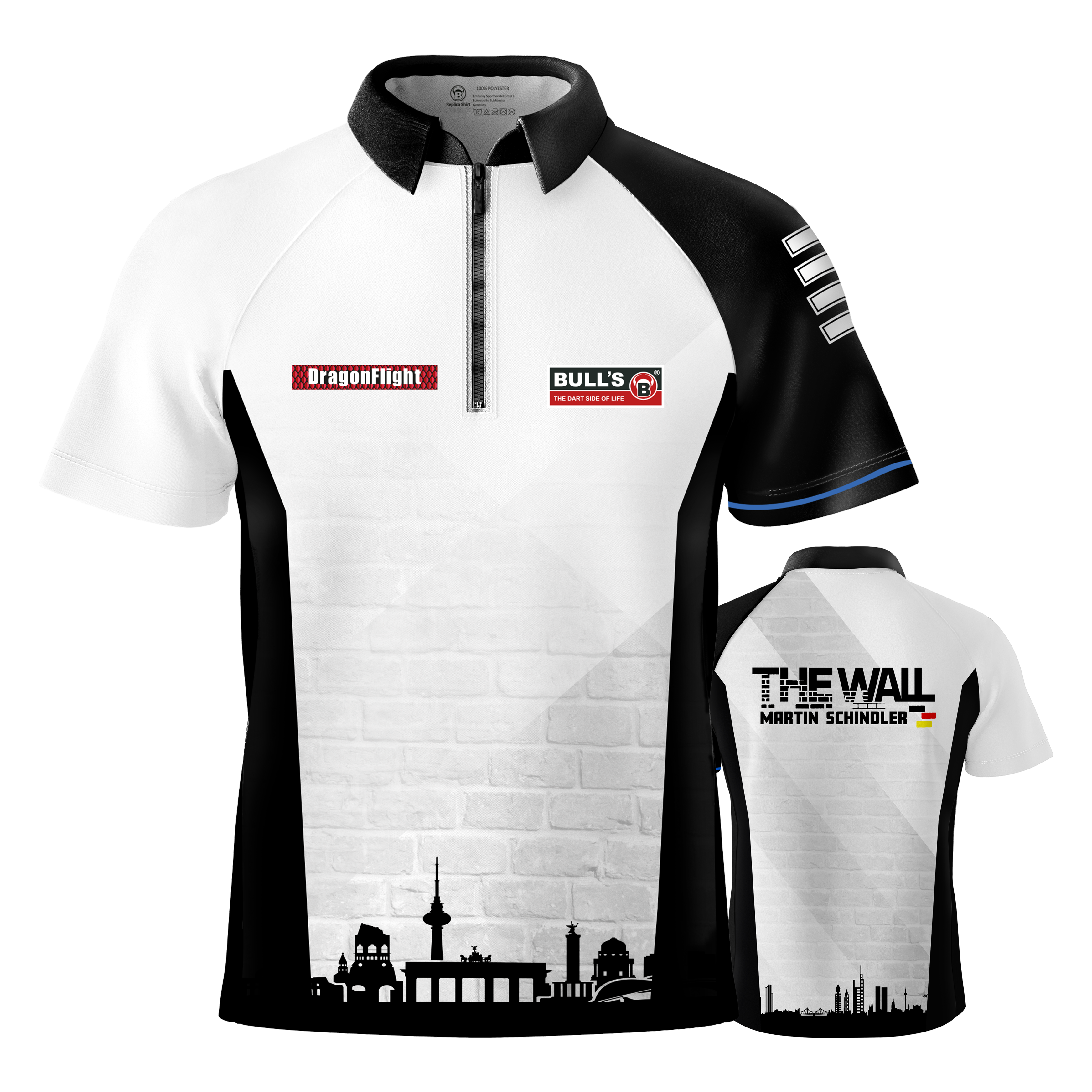 Bulls Martin Schindler The Wall dart shirt Auf diesem Bild ist das Bulls Martin Schindler The Wall Dartshirt zu sehen. Das Shirt ist überwiegend weiß mit schwarzen Akzenten und zeigt eine Berliner Skyline sowie den Schriftzug "THE WALL MARTIN SCHINDLER" auf der Rückseite.