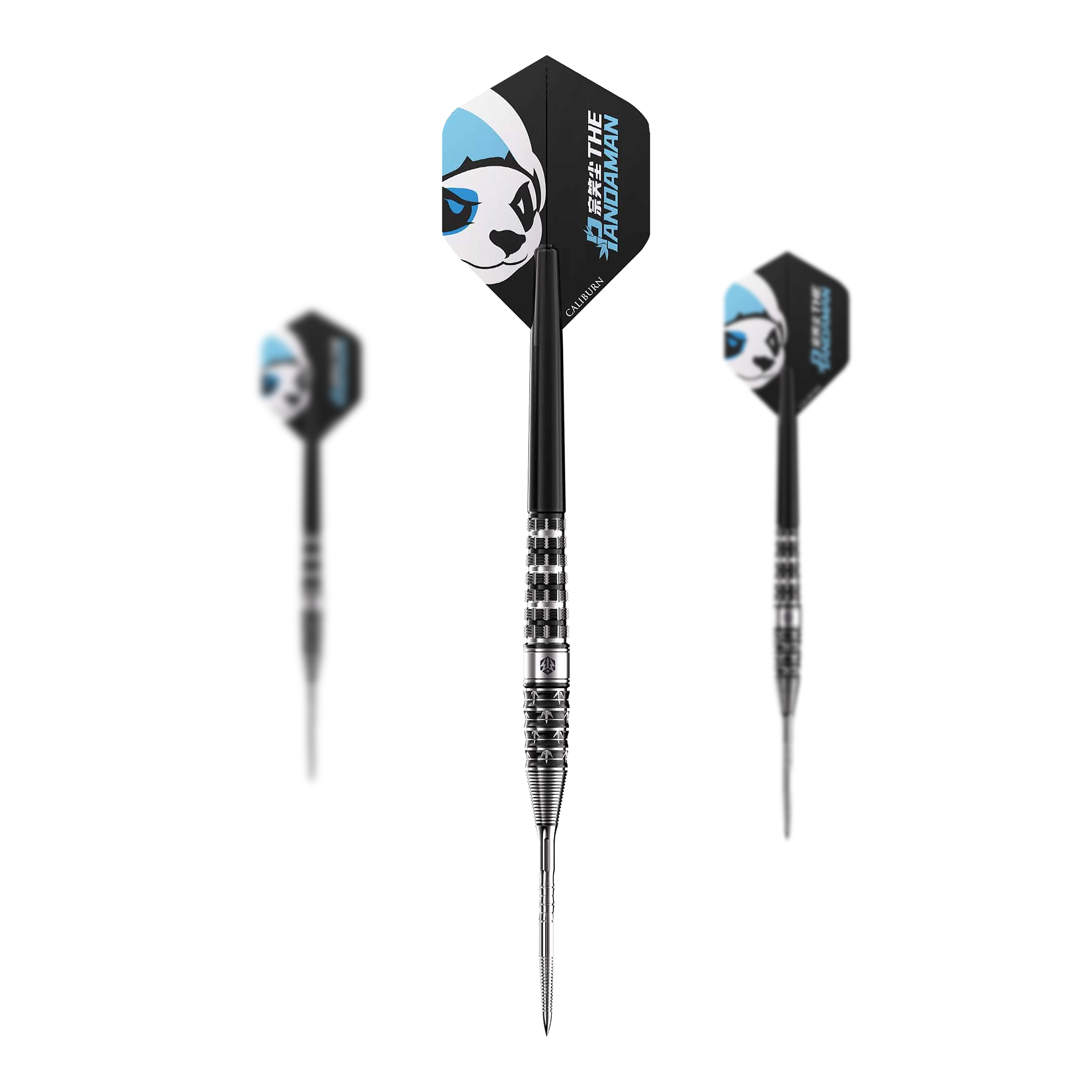 Caliburn Player The Pandaman Advanced Steeldarts - 23g Das Bild zeigt drei Steeldarts mit dem Namen "Caliburn Player The Pandaman Advanced Steeldarts - 23g". Die Flights der Darts sind schwarz mit einem Panda-Motiv und blauen Akzenten gestaltet.