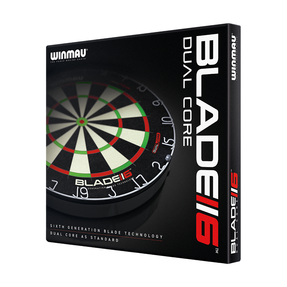 3031_Winmau_Blade_6_DualCore_Steeldartboard_5EMeOVTCTVL9to Die Abbildung zeigt die Verpackung des Winmau Blade 6 DualCore Steeldartboards. Auf der Vorderseite ist das Dartboard mit dem Schriftzug "Blade 6 Dual Core" abgebildet.