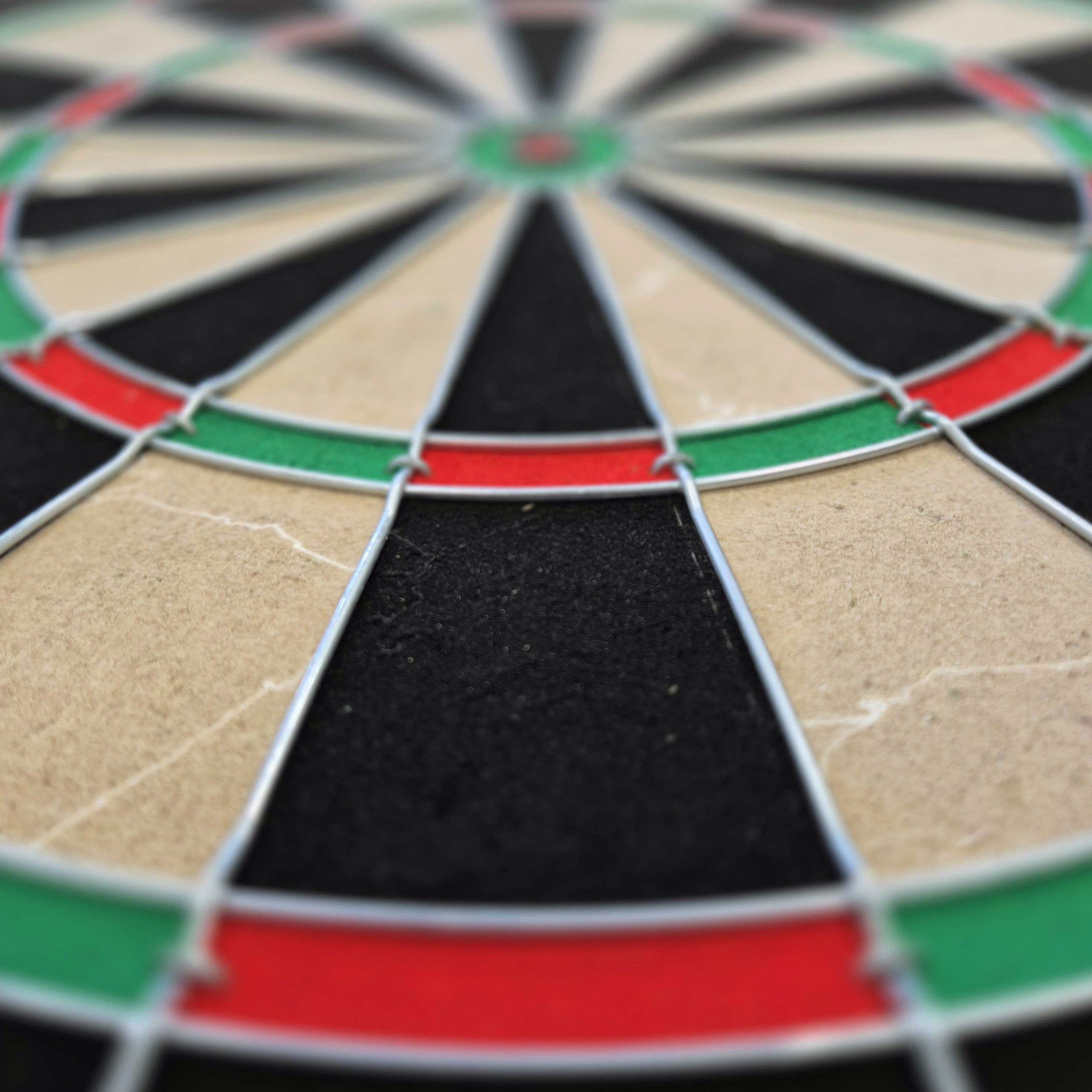 Target Gabriel Clemens steel dartboard set Das Bild zeigt ein Steeldartboard mit farbigen Segmenten in Rot, Grün, Schwarz und Beige. Es handelt sich um das Produkt "Target Gabriel Clemens Steeldartboard Set".