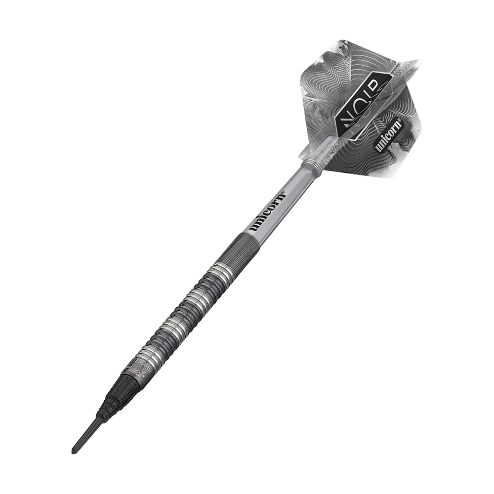 23835_Unicorn_Noir_James_Wade_2022_Softdarts_4 Dies ist ein Softdart aus der Produktreihe "Unicorn Noir James Wade". Der Dart hat ein modernes, silber-schwarzes Design mit strukturierter Oberfläche und auffälligem Flight.