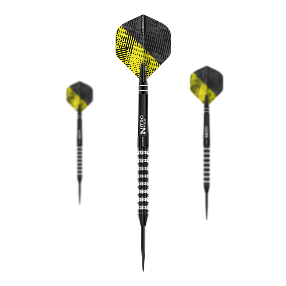 Auf dem Bild sind drei Steeldarts mit schwarzen und silbernen Griffen zu sehen. Die Flights haben ein schwarz-gelbes Muster.