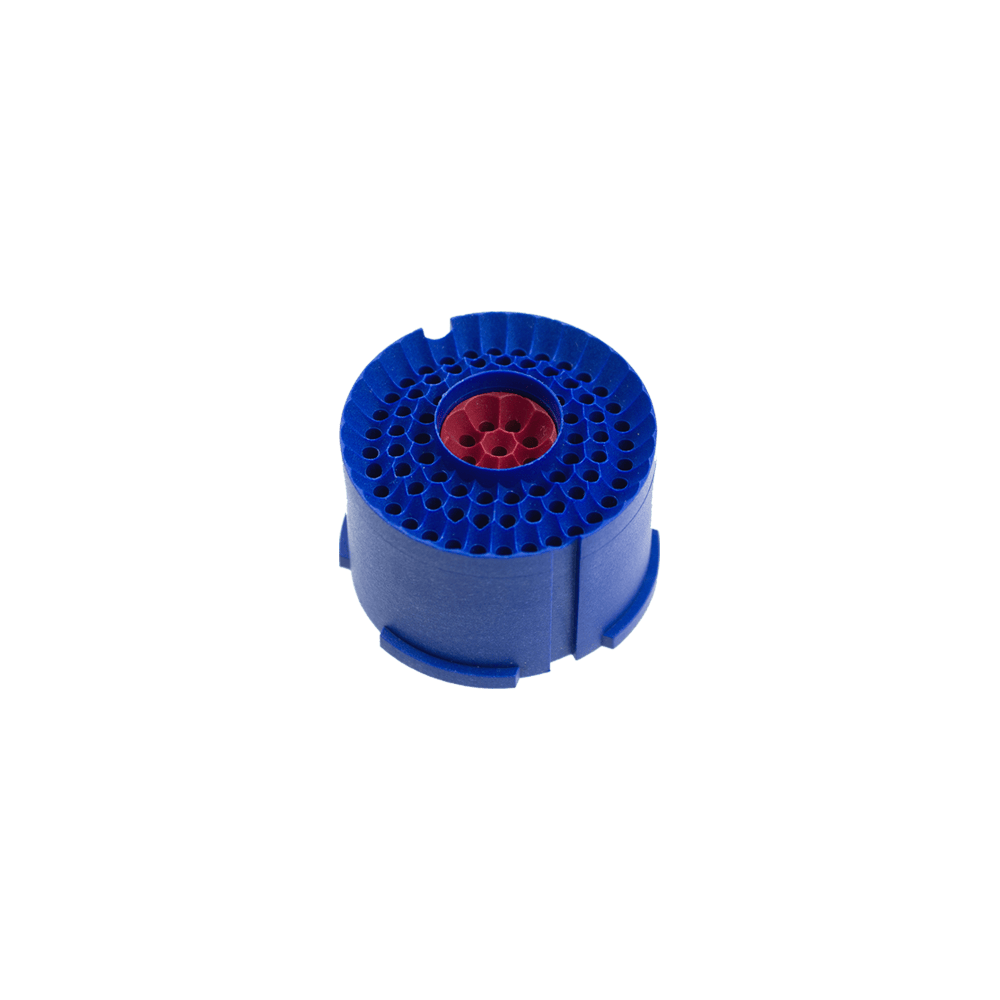 LW1_L-wen_Dart_Ersatzfelder_Bullseye_1 Das Bild zeigt das Produkt "Löwen Dart Original Ersatzfelder". Es ist ein rundes Ersatzteil aus Kunststoff in Blau und Rot mit vielen kleinen Löchern.