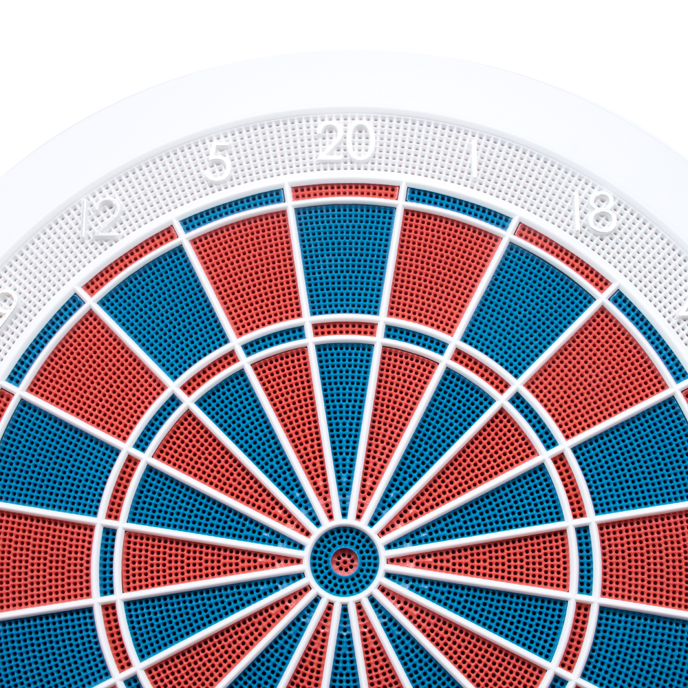 g01440_GranBoard_132_Elektronisches_Dartboard_2 Das Bild zeigt ein elektronisches Dartboard namens GranBoard 132. Die Spielfläche ist in rote und blaue Segmente unterteilt und von einem weißen Rahmen umgeben.