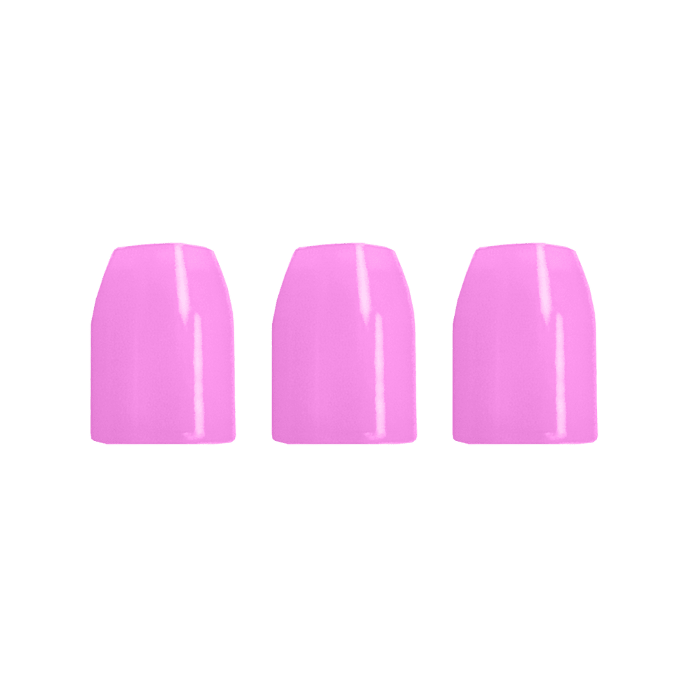 Das Bild zeigt drei nebeneinander stehende künstliche Fingernägel. Sie sind alle in einem glänzenden Pink lackiert.