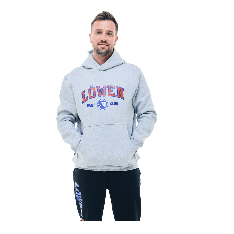Auf dem Bild ist der Löwen Kollektion Club Hoodie abgebildet. Der Hoodie hält dich warm und zeigt die Clubzugehörigkeit.