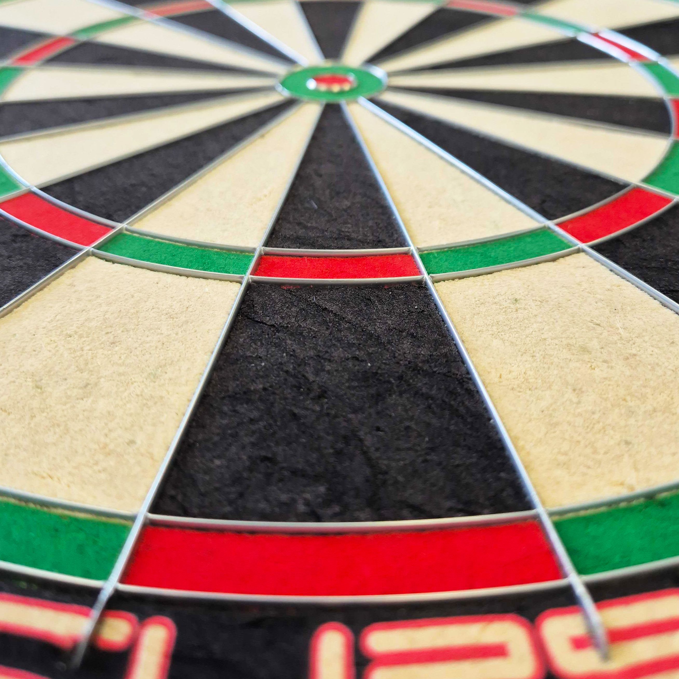 Das Bild zeigt eine Nahaufnahme des Unicorn Eclipse Smartboard Steeldartboards. Die bunten Segmente und Drahtabgrenzungen sind deutlich zu erkennen.