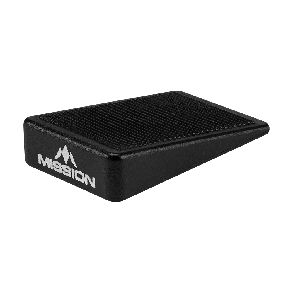 Mission Dartboard Wedges Spacers (Set of 8) Das Bild zeigt einen schwarzen Keil mit der Aufschrift "MISSION". Es handelt sich um einen Abstandshalter für Dartboards aus dem 8er-Set "Mission Dartboard Wedges Abstandshalter".