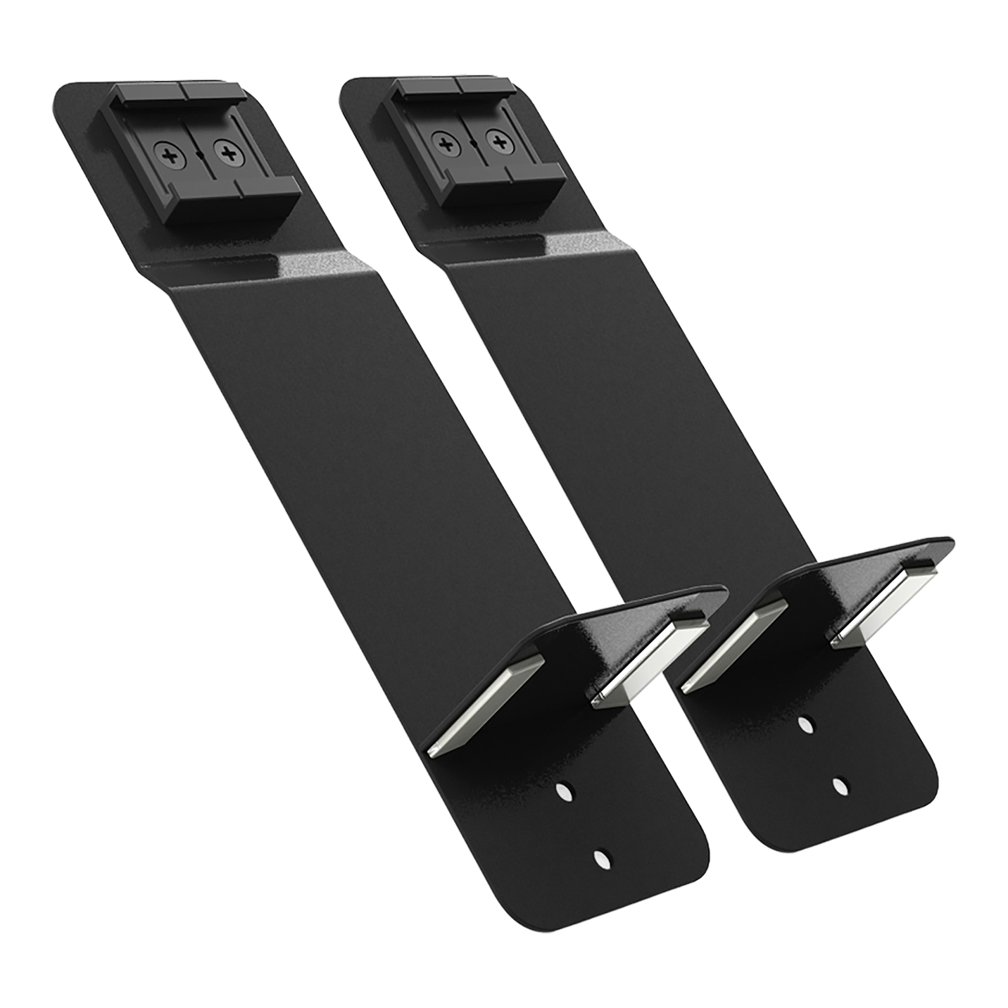 GranDarts Gran Eye Mag Mount attachment Das Bild zeigt zwei schwarze Metallhalterungen des Produkts "GranDarts GranEye Mag Mount Befestigung". Jede Halterung hat eine gebogene Kante und eine Befestigungsplatte mit Schraubenlöchern.