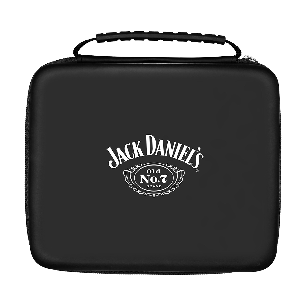 JD7023_Mission_Jack_Daniels_Luxor_Dartcase_1 Das Bild zeigt ein schwarzes Dartcase mit dem Jack Daniel's Logo auf der Vorderseite. Der Tragegriff befindet sich oben am Etui.