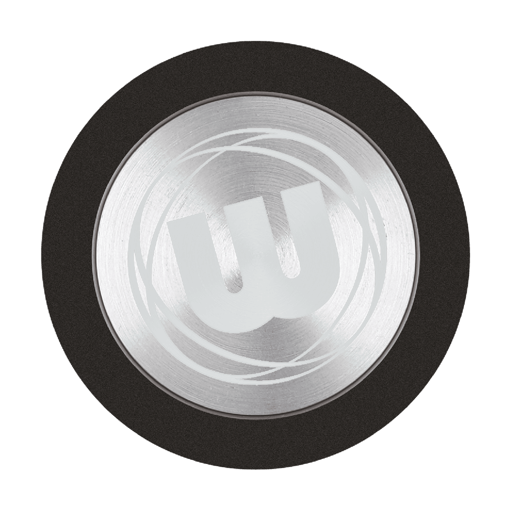 8659_Winmau_Premium_Point_Protector_f-r_Steeldarts_1 Das Bild zeigt den Winmau Premium Point Protector für Steeldarts. Es handelt sich um einen runden, silbernen Schutz mit einem großen "W"-Logo in der Mitte.