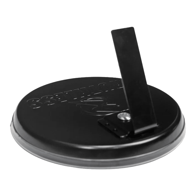 Das Bild zeigt die Rückseite eines Produkts namens "Ruthless Mini Desktop Dartboard Set". Es ist eine runde schwarze Basis mit einem klappbaren Ständer.