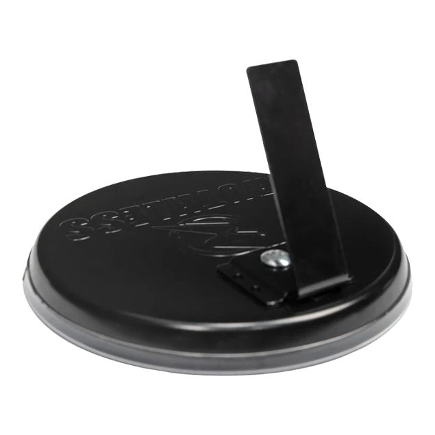 Ruthless Mini Desktop Dartboard Set Das Bild zeigt die Rückseite eines Produkts namens "Ruthless Mini Desktop Dartboard Set". Es ist eine runde schwarze Basis mit einem klappbaren Ständer.