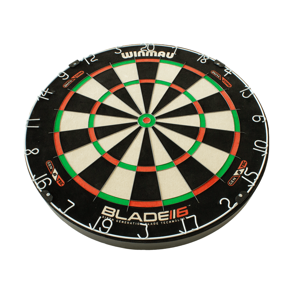3031_Winmau_Blade_6_DualCore_Steeldartboard_2 Das Bild zeigt eine Winmau Blade 6 DualCore Steeldartboard. Die Dartscheibe hat ein klassisches Design mit schwarzen, weißen, roten und grünen Feldern.