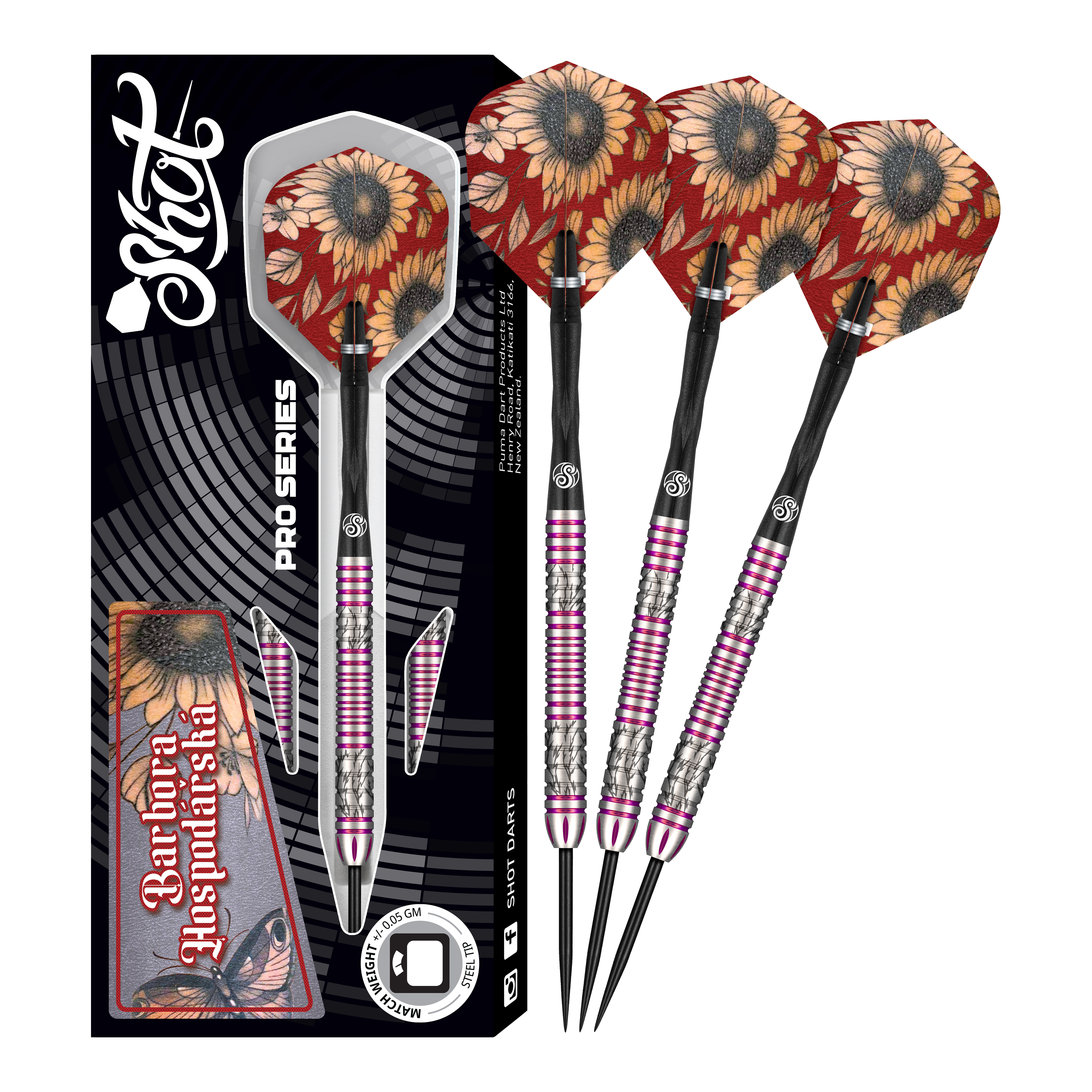 Das Bild zeigt das Produkt "Shot Pro Series Barora Hospodarska Steeldarts - 23g" mit drei Steeldarts und einer Verpackung. Die Flights der Darts sind mit Sonnenblumenmotiven verziert.