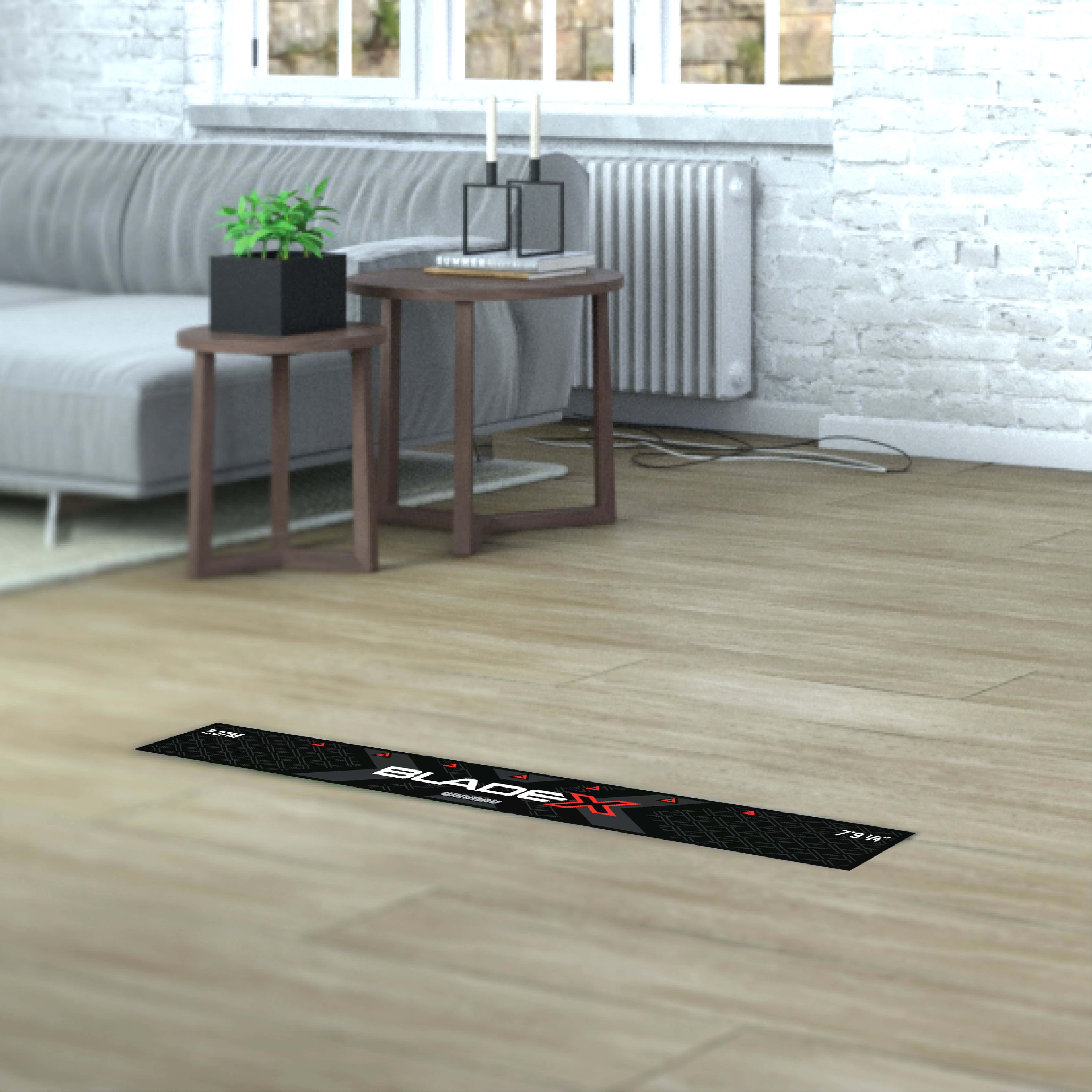 Hier ist die Winmau Blade X Abwurflinie abgebildet. Sie wird beim Dartspiel als Markierung verwendet.