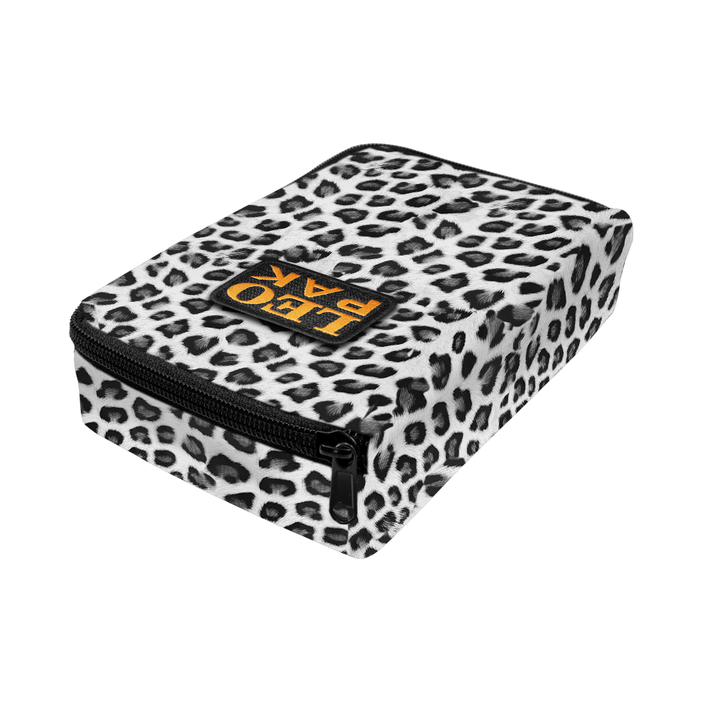 704_The_Pak_Dartcase_LeoPak_Leopard_2_Grau Die Abbildung zeigt das Produkt "The Pak Dartcase - Leo Pak". Es handelt sich um ein Dartcase mit einem auffälligen Leopardenmuster und einem Reißverschluss.