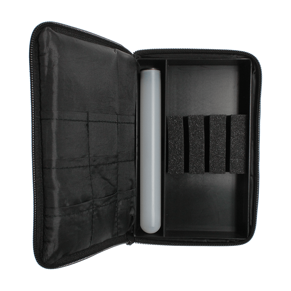 _The_Pak_Dartcase_OPEN_1ffX9CNekAQjcD Das Bild zeigt das Produkt "The Pak Dartcase - Leo Pak", ein schwarzes Etui mit Reißverschluss. Im Inneren befinden sich Fächer für Dartzubehör sowie eine durchsichtige Röhre zur Aufbewahrung.