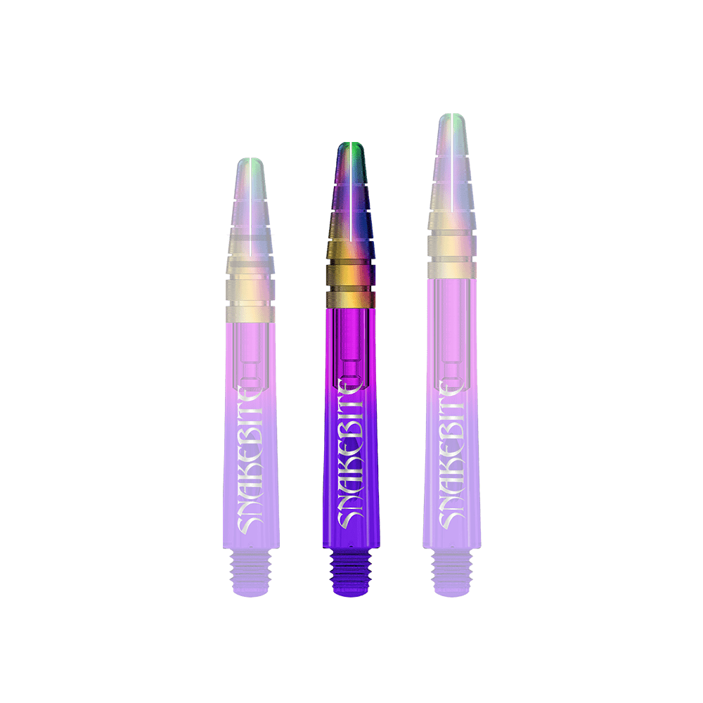 C793_Red_Dragon_Nitrotech_Peter_Wright_Purple_Ionic_Shafts_39mm_1mOmdES3y1ha54 Auf dem Bild sind drei farbenfrohe Dartschäfte in Violett-, Gold- und Grüntönen zu sehen. Auf jedem Schaft steht das Wort "Snakebite" in weißer Schrift.