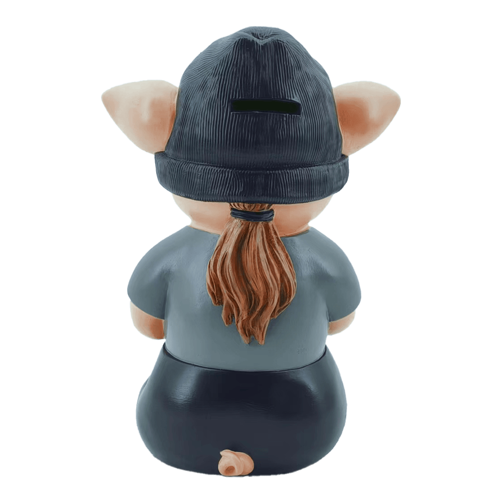 Markus Krebs Phrase Pig Das Bild zeigt eine Sparbüchse in Form eines Schweinchens mit Mütze und Zopf. Die Figur sitzt mit dem Rücken zur Kamera und trägt ein graues Shirt.