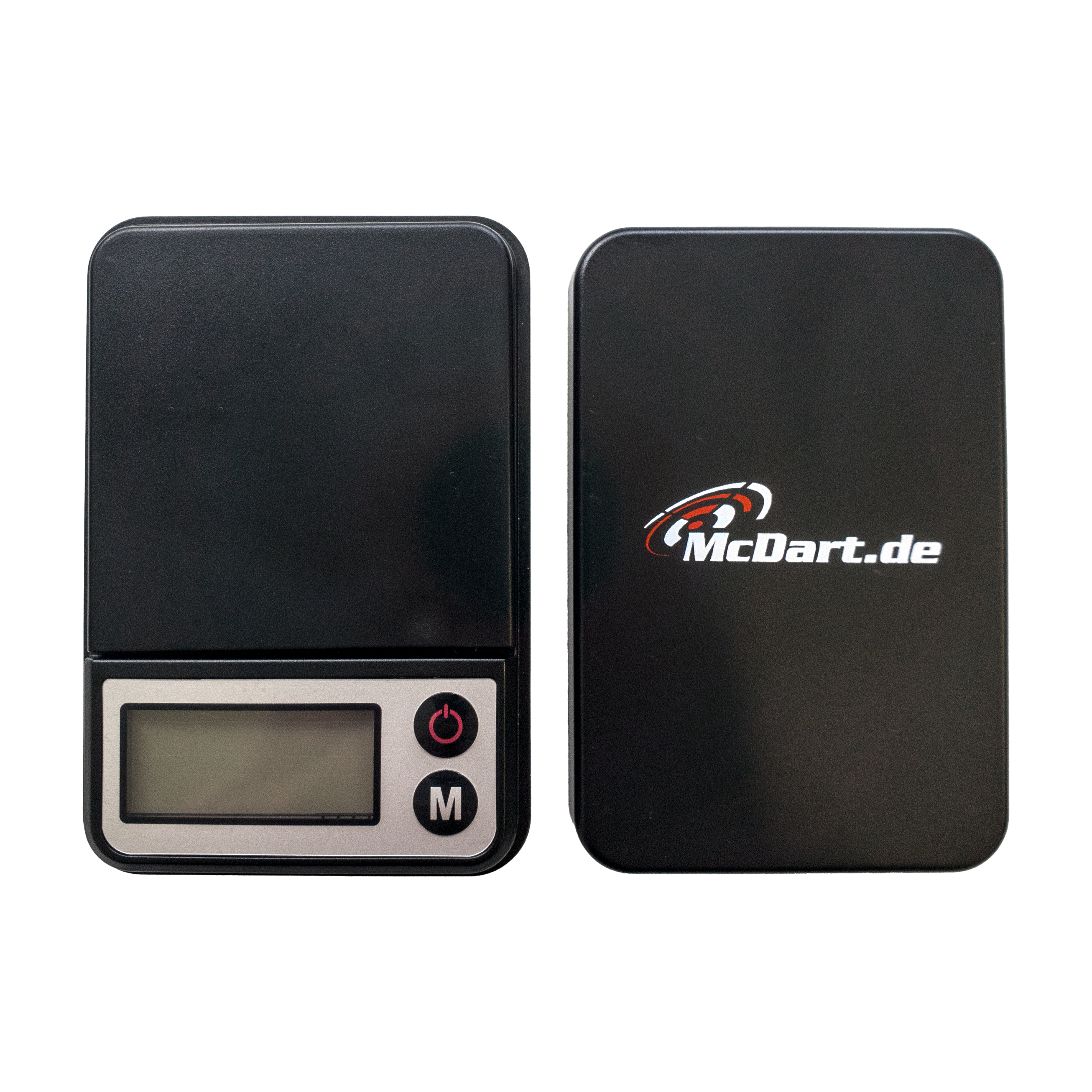 MCD19_McDart_Mini_Waage_3 Das Bild zeigt eine kleine digitale Waage mit dem Namen "McDart Mini Waage". Links ist die Waage mit Display und Tasten zu sehen, rechts die Abdeckung mit dem Aufdruck "McDart.de".
