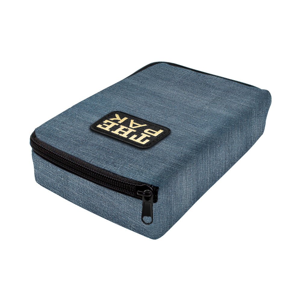 715TP_The_PAK_Jeans_Editon_Darttasche_2 Die Abbildung zeigt die "The Pak Jeans Edition Darttasche" in einem blauen Jeans-Design. Auf der Vorderseite befindet sich ein aufgenähtes Label mit der Aufschrift "THE PAK" und ein schwarzer Reißverschluss.
