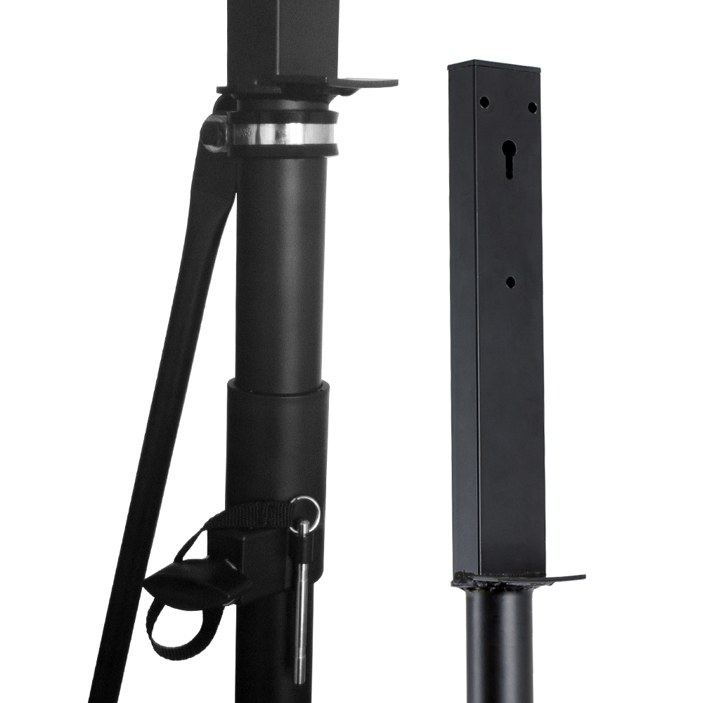 1702_McDart_Hybrid_Pro_Dartboardst-nder_3 Auf dem Bild ist der McDart Hybrid Pro Tripod Dartboardständer zu sehen. Es handelt sich um einen stabilen, schwarzen Ständer mit Befestigungselementen für eine Dartscheibe.