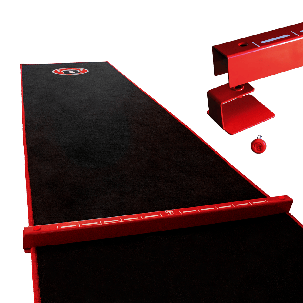 67831_Bulls_Oky_System_Teppich_mit_Metall_Oche_O66_3 Das Bild zeigt das Bulls Oky System SET, bestehend aus einem schwarzen Teppich mit rotem Rand und einer roten Metall Oche. Es wird für das Dartspiel genutzt, um den Abwurflinie klar zu markieren.