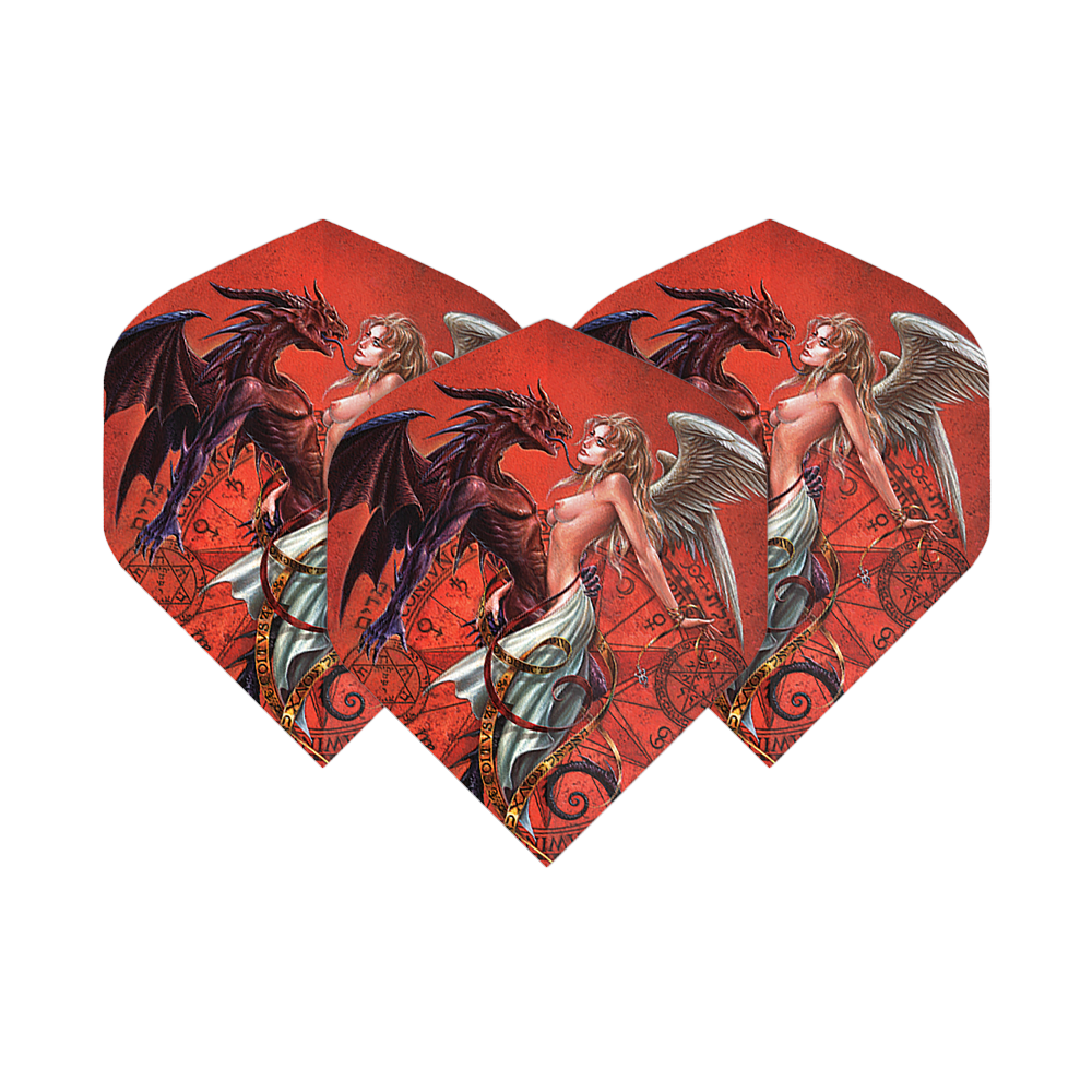 Alchemy Chemical Wedding No2 Standard Flights Das Bild zeigt drei Dartflights mit einem roten Hintergrund und einem fantasievollen Motiv. Auf den Flights sind ein weiblicher Engel und ein Drache abgebildet, die sich gegenüberstehen.