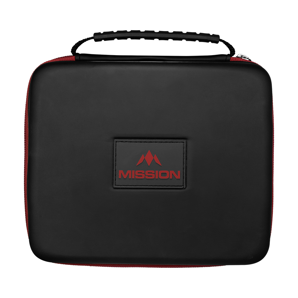 Mission Luxor Dart Wallet Die Abbildung zeigt eine schwarze Tasche mit einem Henkel und rotem Reißverschluss. Auf der Vorderseite befindet sich ein rechteckiges Logo mit der Aufschrift „MISSION“ in Rot.