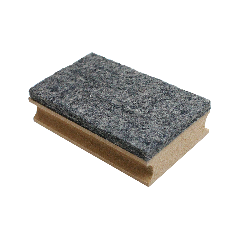 BU67309_BullsNL_Dry_Eraser_Wischschwamm_2 Das Bild zeigt einen Bulls NL Dry Eraser Wischschwamm. Der Wischschwamm hat eine graue Filzoberfläche und einen braunen Griff.